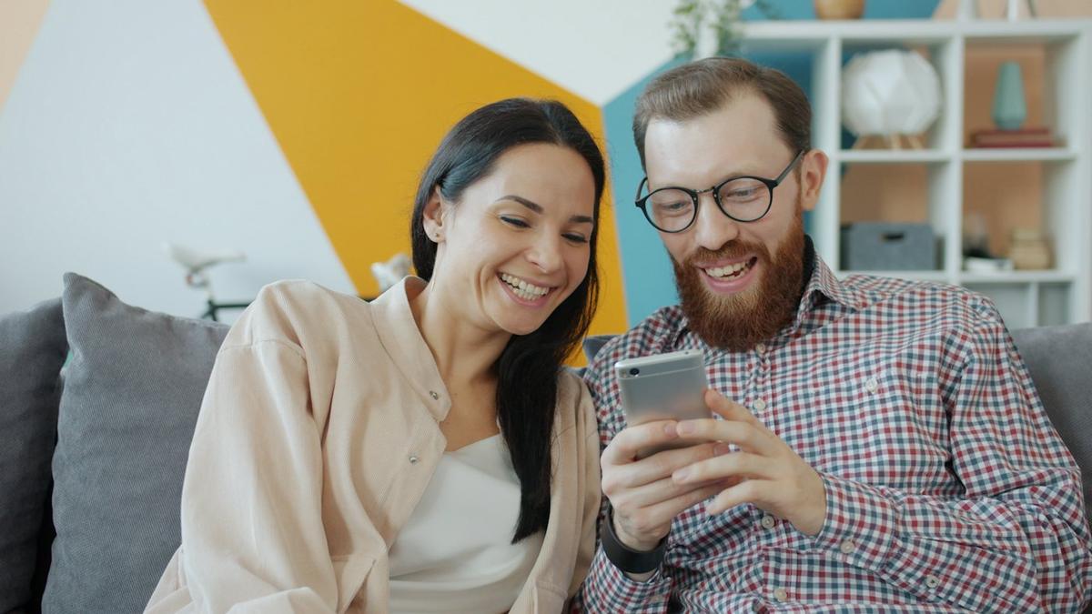 Telefonda uy loyihasini birga ko'rayotgan juftlik
